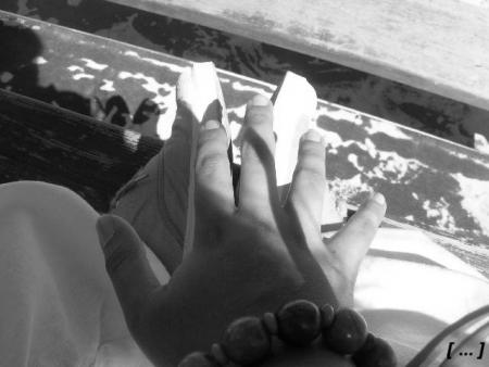 [ Des pieds, une main ]
